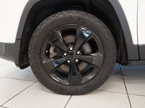 Used 2018 Jeep Cherokee Latitude w/ Altitude Package image 15