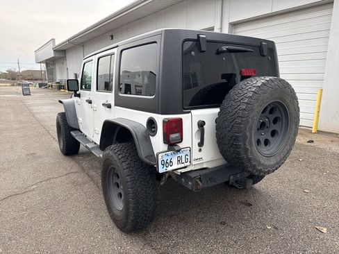 Used 2017 Jeep Wrangler Unlimited Sahara AWD/4WD image 4