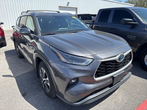 Used 2021 Toyota Highlander XLE image 3