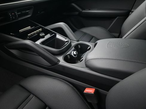 Certified 2025 Porsche Cayenne Turbo AWD/4WD image 22