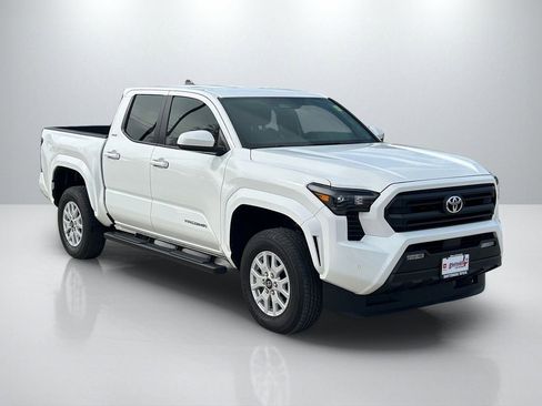 Certified 2025 Toyota Tacoma SR5 image 3