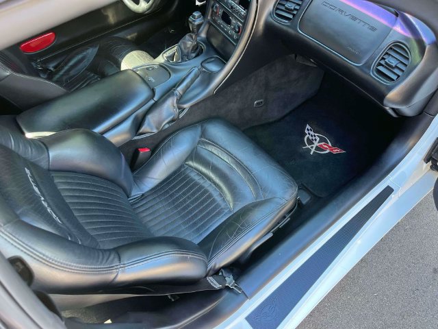 Used 2004 Chevrolet Corvette Convertible w/ Preferred Equipment Group RWD image 17