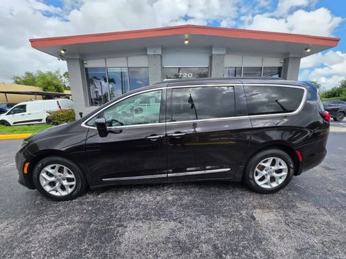 Used 2017 Chrysler Pacifica Touring-L FWD image 9