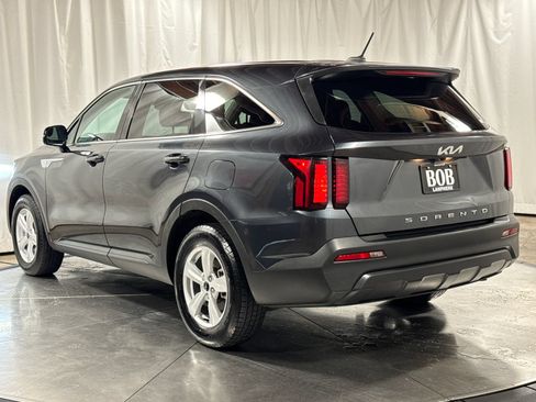 Used 2022 Kia Sorento LX FWD image 9