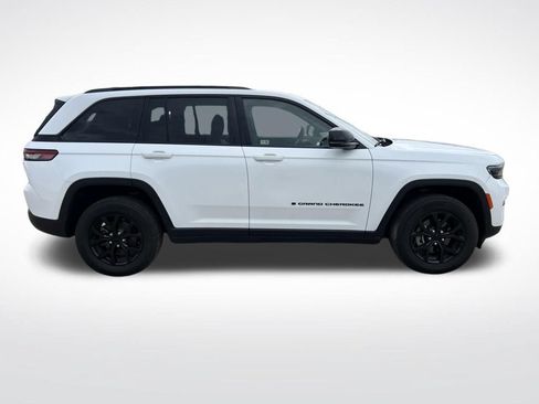 Used 2024 Jeep Grand Cherokee Altitude RWD image 9