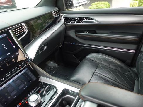 Used 2023 Jeep Grand Wagoneer Series III w/ HD Trailer Tow Package AWD/4WD image 22