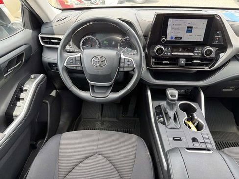 Used 2025 Toyota Highlander LE FWD image 23