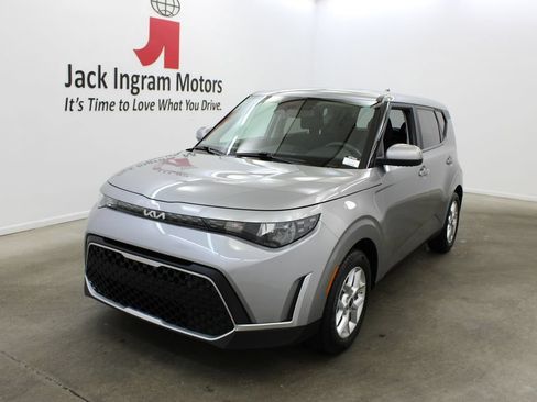 Used 2024 Kia Soul LX w/ Option Group 015 FWD image 2