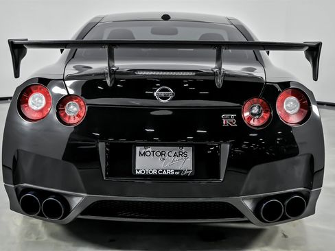 Used 2011 Nissan GT-R Premium image 11
