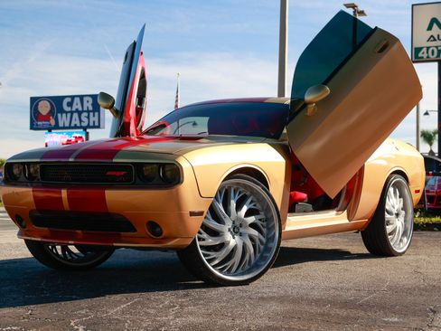 Used 2014 Dodge Challenger R/T image 1