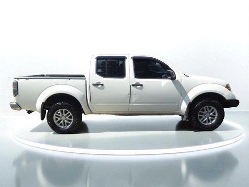 Used 2016 Nissan Frontier SV image 6