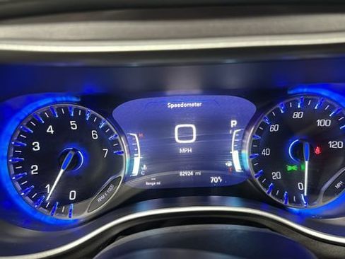 Used 2024 Chrysler Pacifica Touring-L FWD image 11