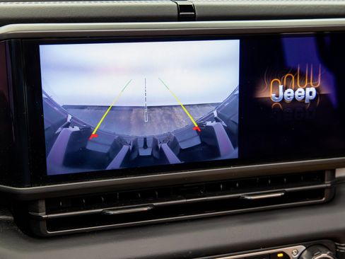 Used 2025 Jeep Wrangler Sahara image 45