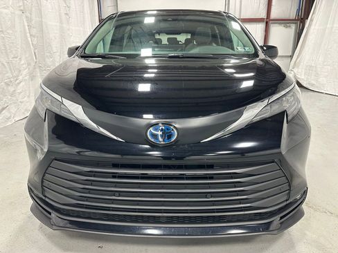 Used 2025 Toyota Sienna XLE image 2
