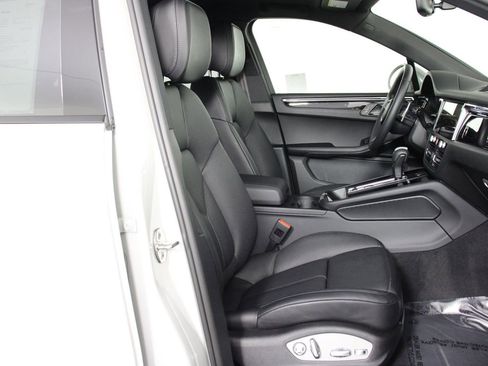 Certified 2025 Porsche Macan image 31