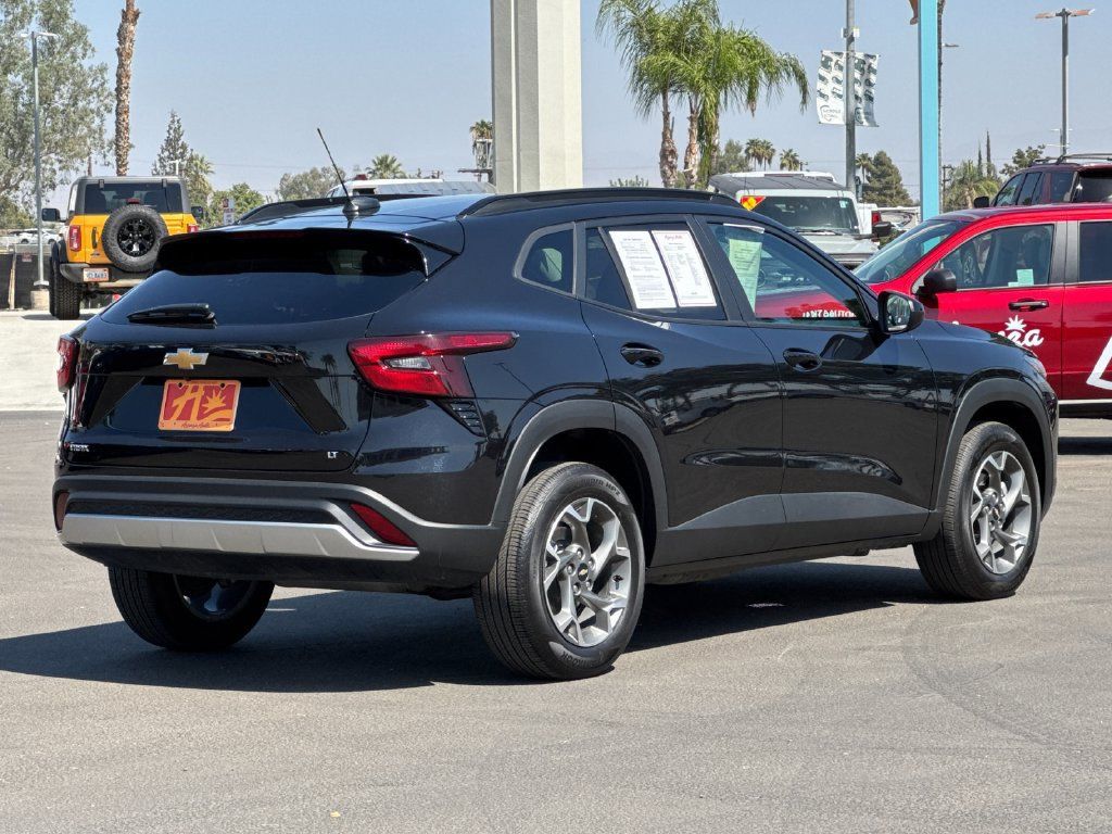 Used 2025 Chevrolet Trax LT FWD image 5