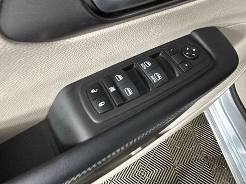 Used 2023 Chrysler Pacifica Touring-L FWD image 10