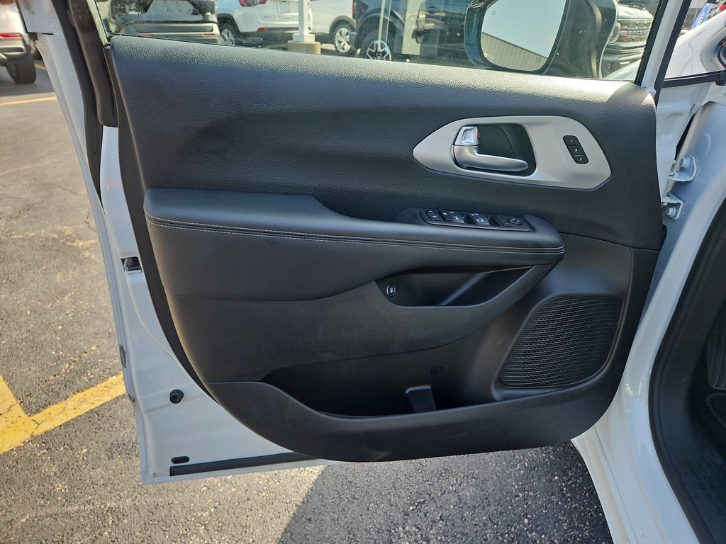 Used 2024 Chrysler Pacifica Limited FWD image 20