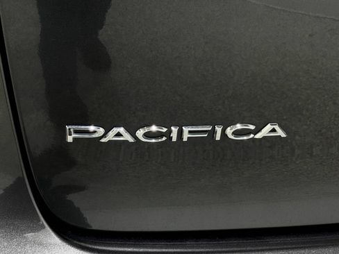Used 2020 Chrysler Pacifica Limited FWD image 40