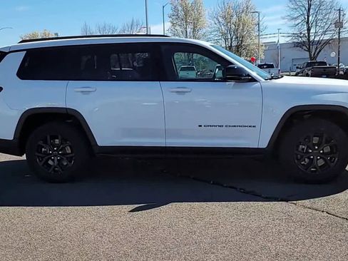 Used 2024 Jeep Grand Cherokee L Altitude AWD/4WD image 9