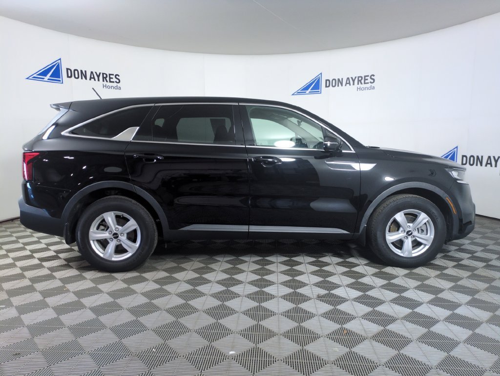 Used 2023 Kia Sorento LX FWD image 9