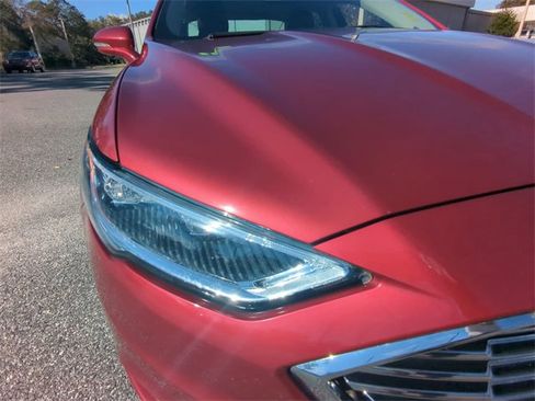 Used 2018 Ford Fusion SE w/ Fusion SE Technology Package image 11