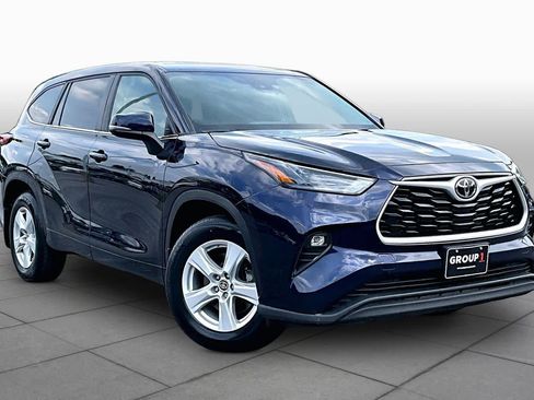 Used 2023 Toyota Highlander LE FWD image 3