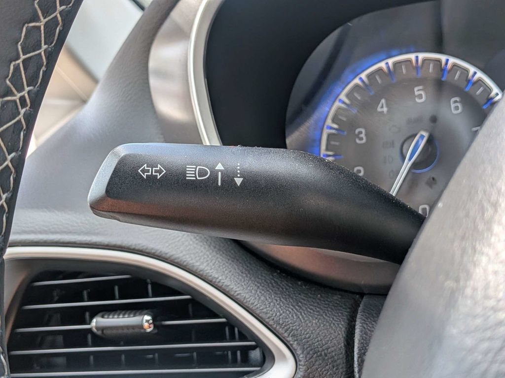 Used 2024 Chrysler Pacifica Touring-L FWD image 34