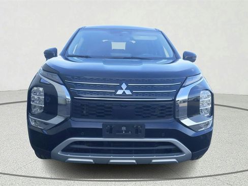 Used 2023 Mitsubishi Outlander SE image 2