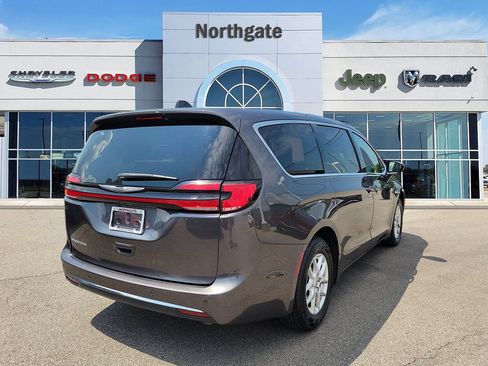 Used 2023 Chrysler Pacifica Touring-L FWD image 4