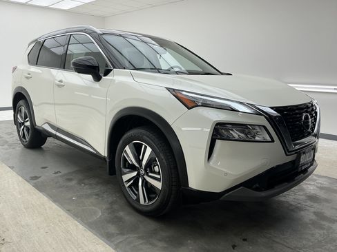 Used 2021 Nissan Rogue SL w/ Premium Package image 3