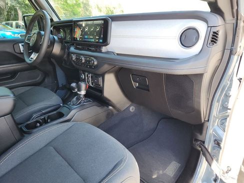 Used 2025 Jeep Wrangler Unlimited Sahara image 11