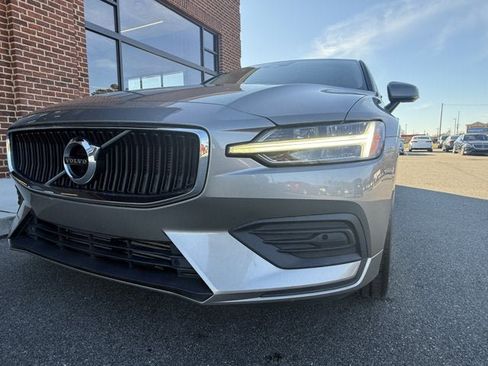 Used 2019 Volvo S60 T5 Momentum w/ Premium Package image 10