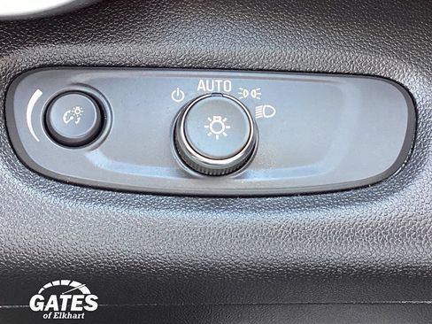 Used 2024 Chevrolet Trax RS w/ Sunroof Package FWD image 24