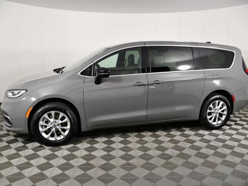 Used 2025 Chrysler Pacifica Select AWD/4WD image 9