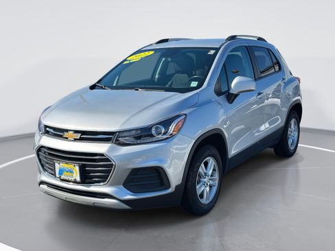 Used 2022 Chevrolet Trax LT w/ LT Convenience Package image 3