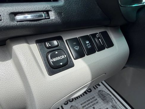 Used 2012 Toyota Highlander FWD w/ Tech Pkg image 24