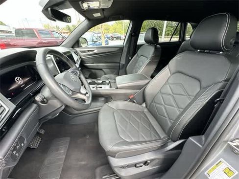 Used 2024 Volkswagen Atlas Cross Sport SE image 16