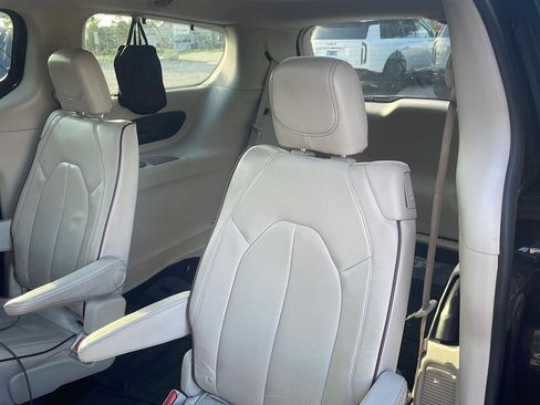 Used 2017 Chrysler Pacifica Limited FWD image 9