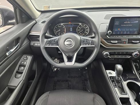 Used 2024 Nissan Altima 2.5 SV FWD image 12