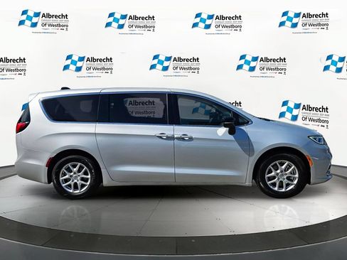 Used 2024 Chrysler Pacifica Touring-L FWD image 6