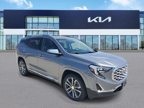 Used 2019 GMC Terrain Denali w/ Driver Alert Package II AWD/4WD image 2