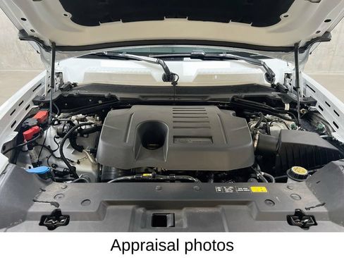 Used 2025 Land Rover Defender 90 X-Dynamic SE AWD/4WD image 32