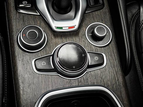 Used 2022 Alfa Romeo Giulia Ti image 18