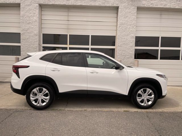 Used 2026 Chevrolet Trax LS FWD image 1