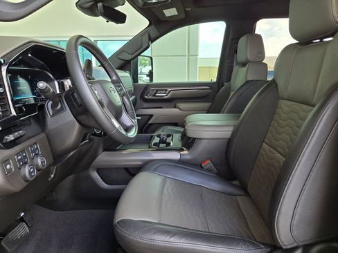 Used 2024 Chevrolet Silverado 2500 ZR2 w/ Technology Package AWD/4WD image 9