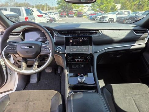 Used 2023 Jeep Grand Cherokee L Laredo image 5