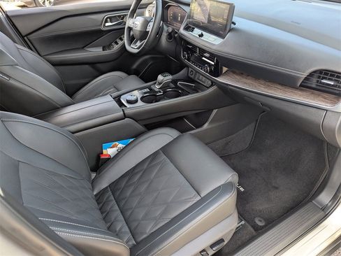 Used 2025 Nissan Rogue Platinum image 16