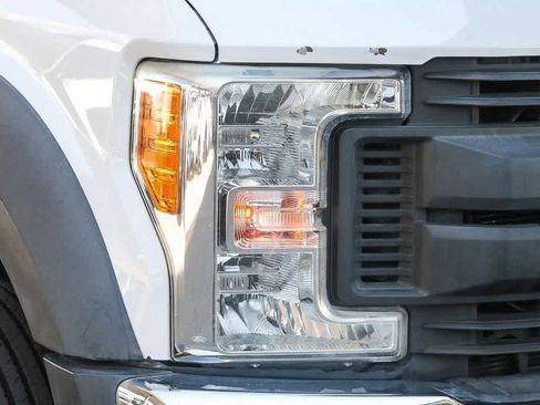 Used 2017 Ford F550 2WD Crew Cab Super Duty image 4