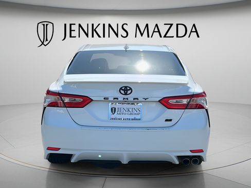 Used 2020 Toyota Camry SE w/ Convenience Package FWD image 5